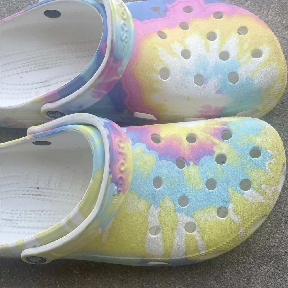 CROCS Men's Tie-Dye Pastel Clogs in Yellow Blue Pink White